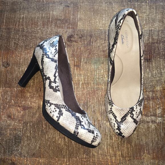 Clarks Adriel Viola Pump Womens 8.5 Heel Shoe Taupe Snake Print Heritage Classic - Picture 2 of 9